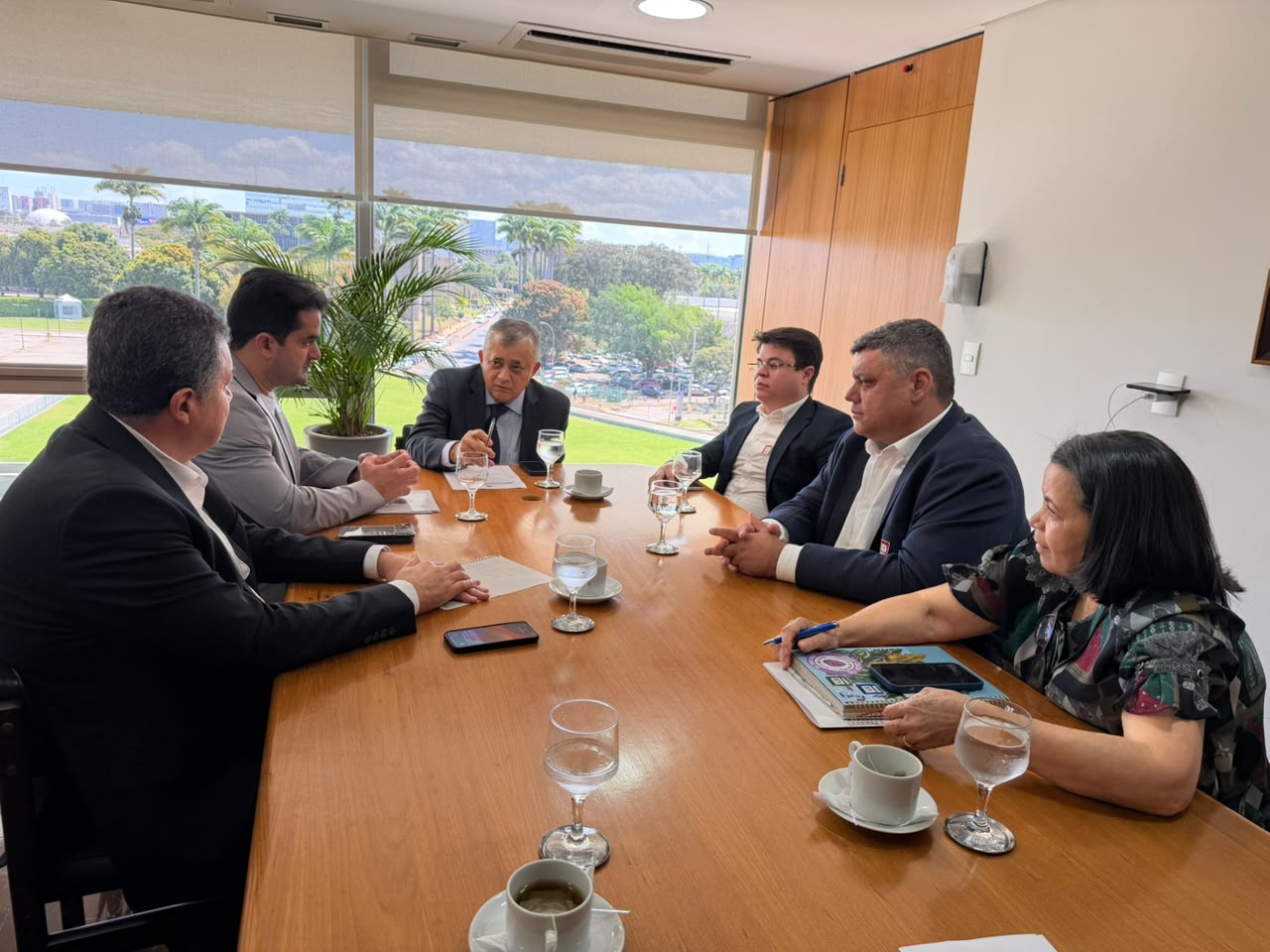 Famup se reúne com ministro das Relações Institucionais para discutir PECs 253 e 231 em defesa do 1% do FPM