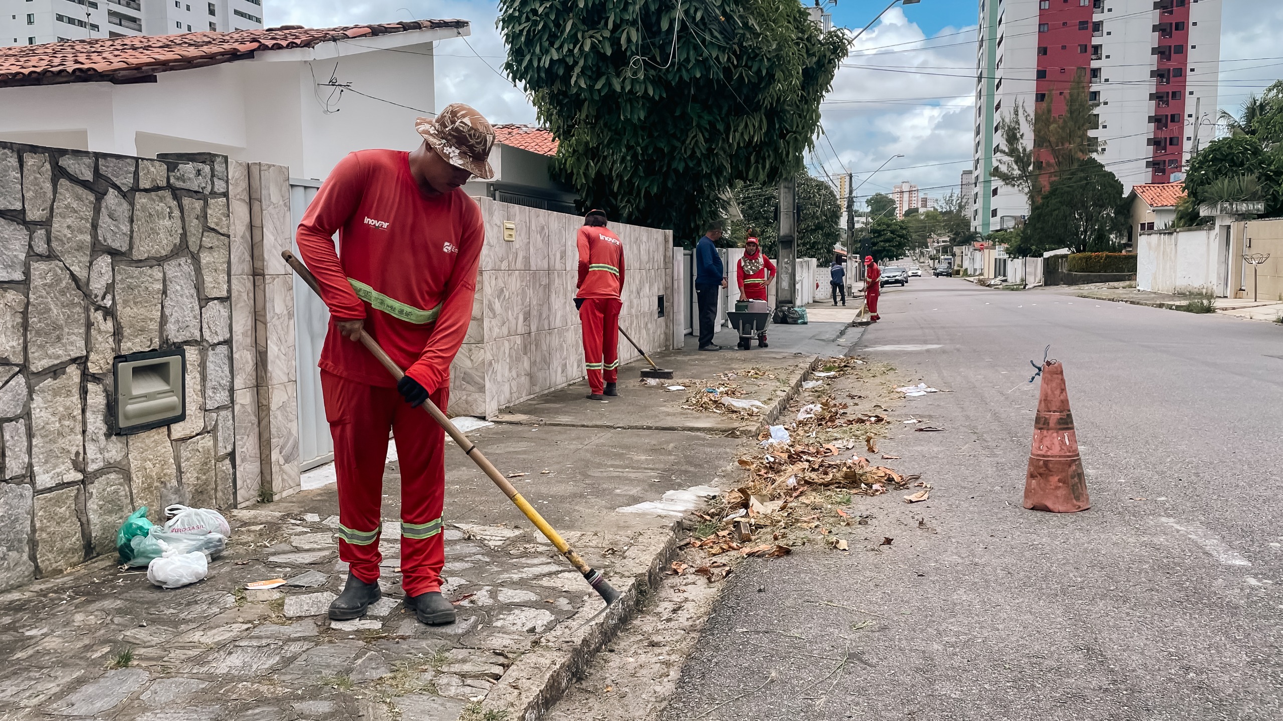 Emlur dá seguimento a serviços de capinação e roçagem em João Pessoa